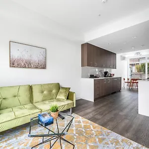  Holiday home New 3bd Townhouse Near Qe Park Canada